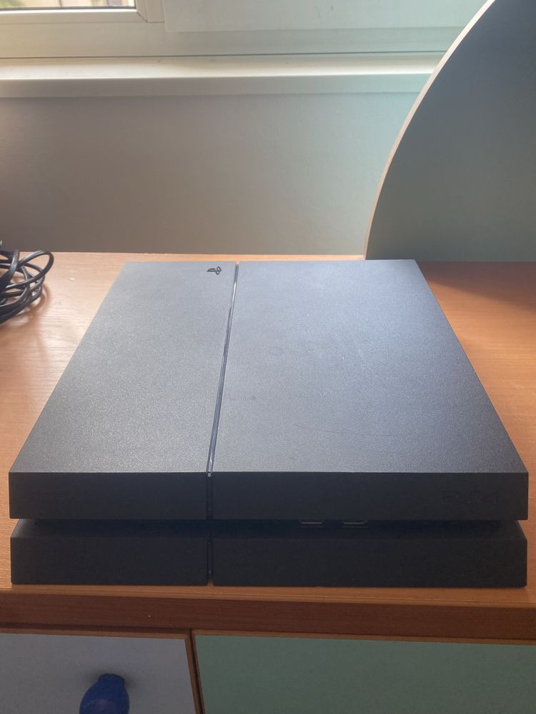 Vand Ps 4 in stare perfecta