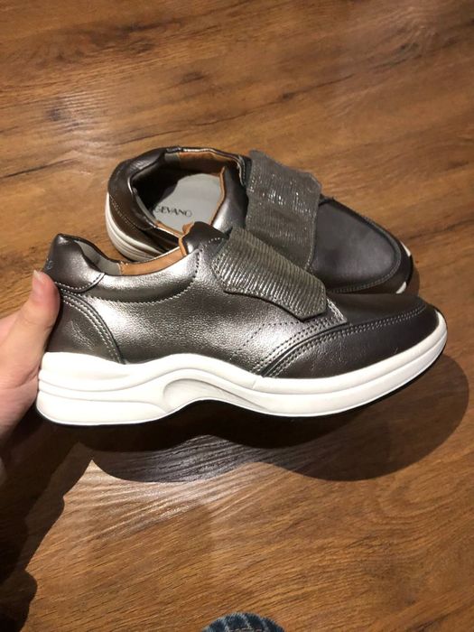 Oyoq kiyim ayollar uchun