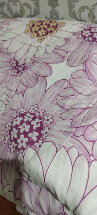 Две подушки прямоугольные,двуспальное одеяло.