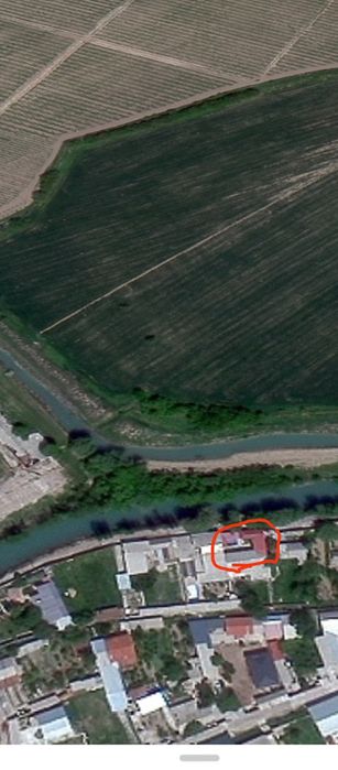 Дом вдоль речки зах