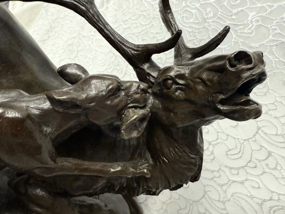 Охота-бронзовая статуя