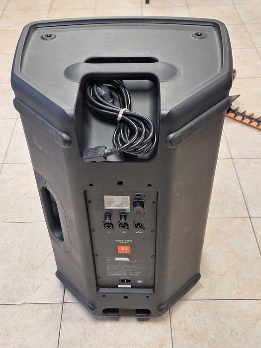 Аудуи колона JBL EON 715