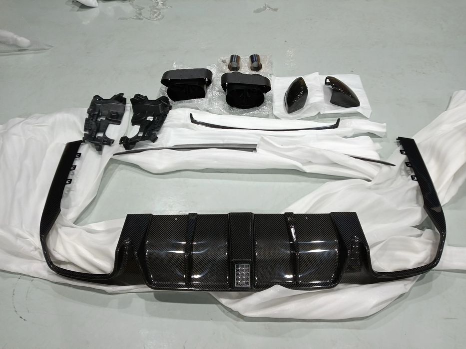 Set dry carbon Mercedes W213 – difuzor, eleron, tips
