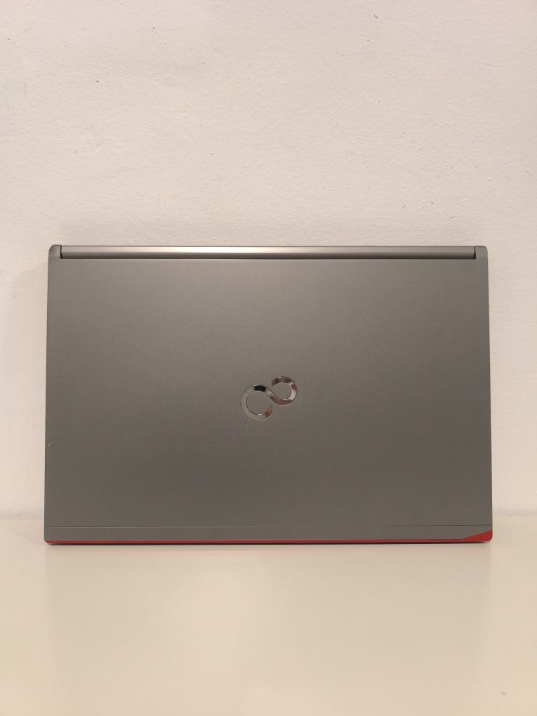 Laptop Fujitsu i7 8gb 240gb Ssd Baterie Nouă