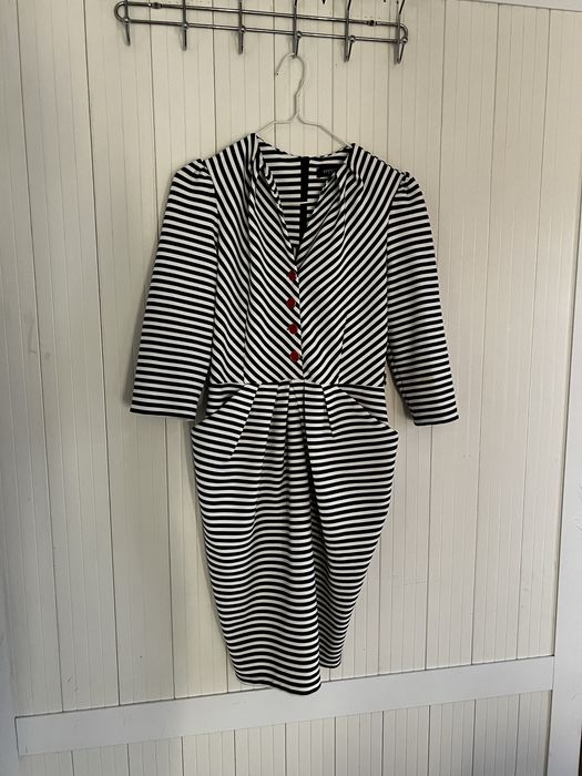 Повседневное платье в черно-белую полоску