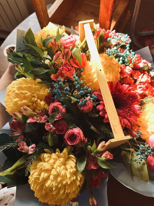 Цветы свежие в корзине