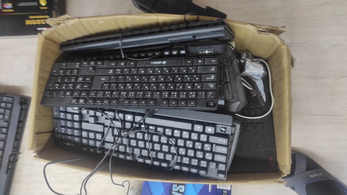сломанные блоки питания и клавиатуры