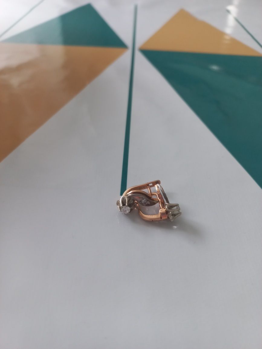Продам серьги с бриллиантами