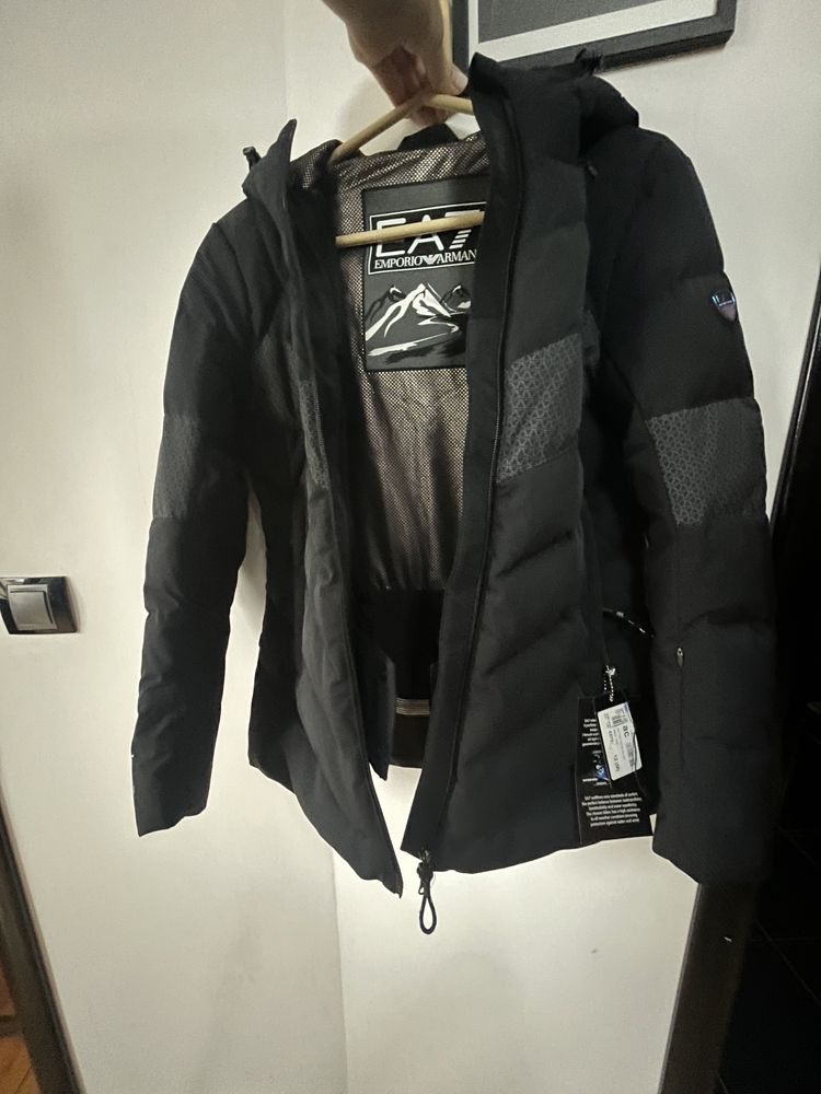 Продавам Яке Armani чисто ново