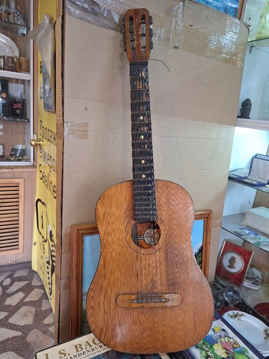 6 струнная гитара.