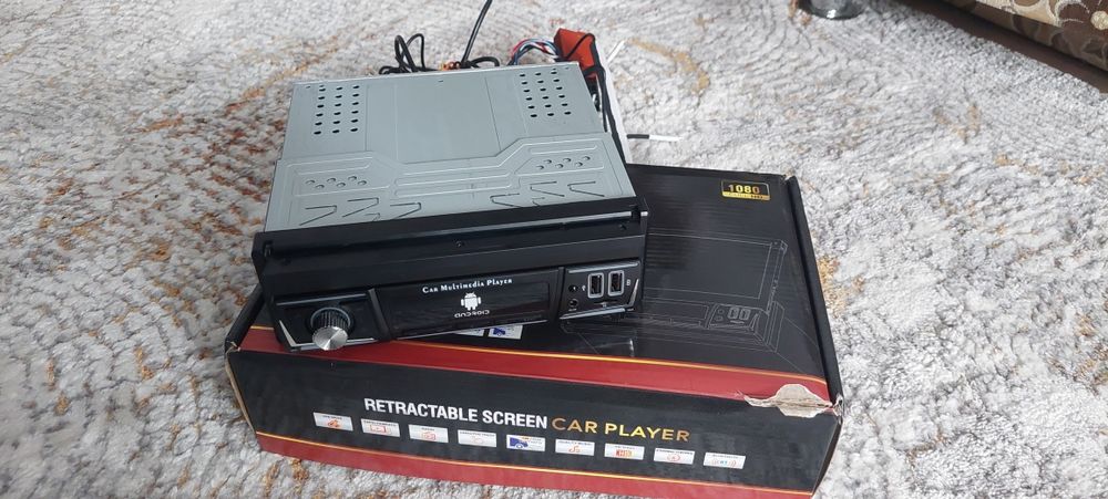 Navigație auto cu ecran retractabil