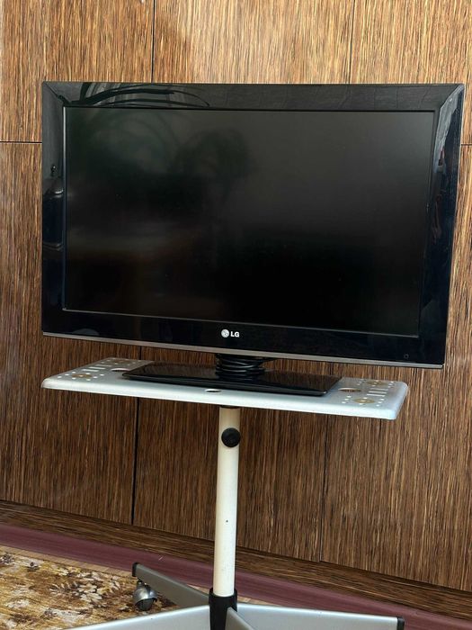 Телевизор LG с тумбой, диагональ 32. Не смарт.