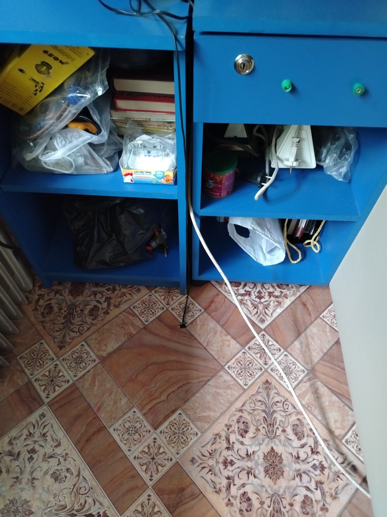 Компьютер для учебы и стол тумбочки и стул к нему