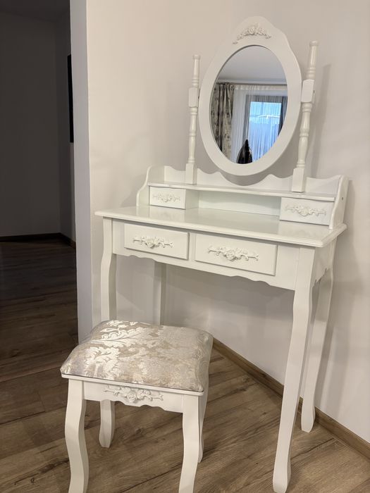 Vand Masa pentru machiaj