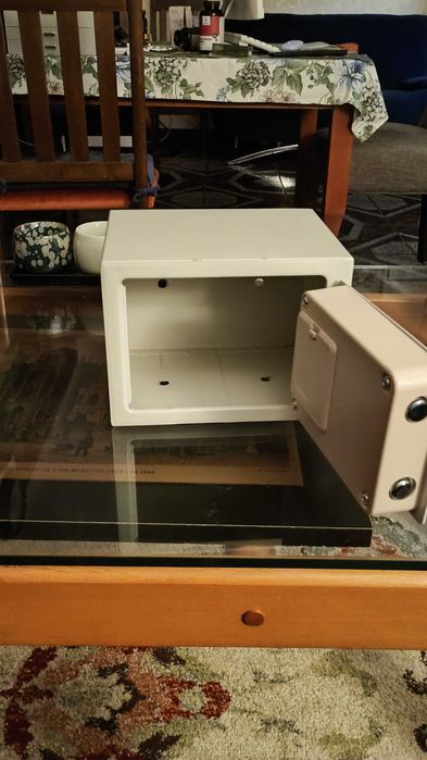 Продавам домашен сейф.