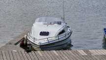 Vand barca cabinata Family 560 cu motor Suzuki 115CP nou si peridoc.
