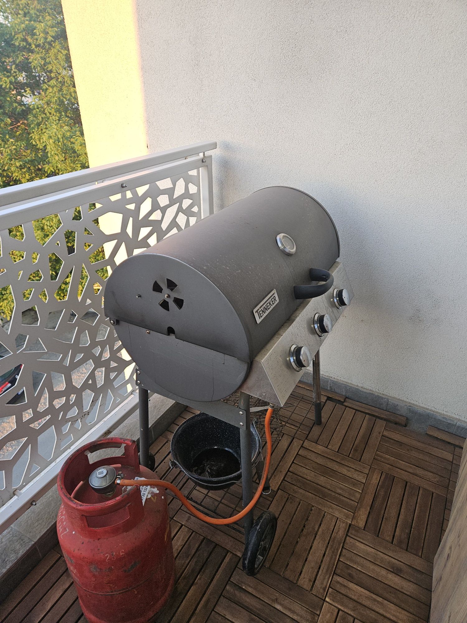 Vând gratar pe gaz