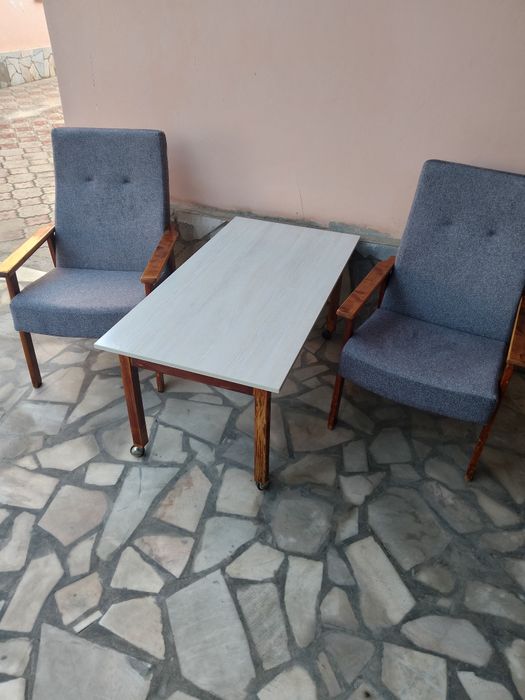 Журнальный столик и два кресла