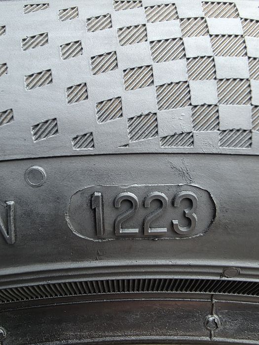 Vând patru anvelope de iarna continental 225  45 18  dot 1223