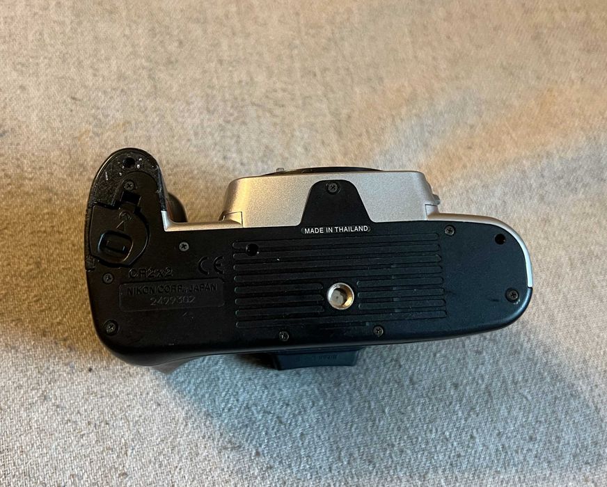 Aparat foto pe film Nikon F55 body – funcțional, fără obiectiv