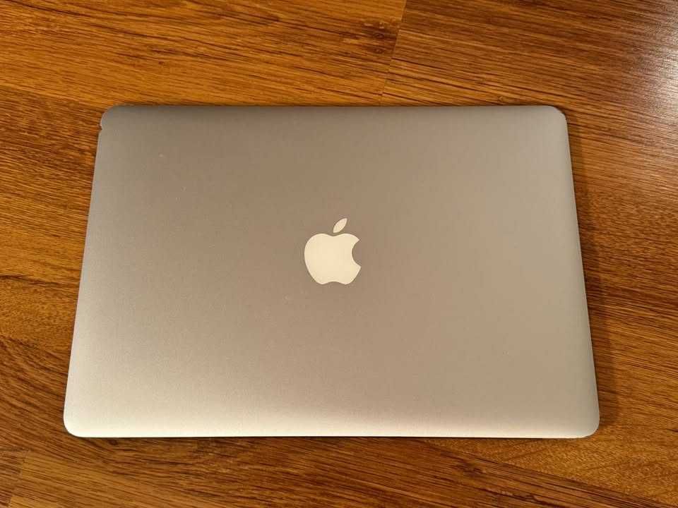 13.3'Apple MacBook Air Mid 2017 8GB RAM/256GB SSD/Intel i5