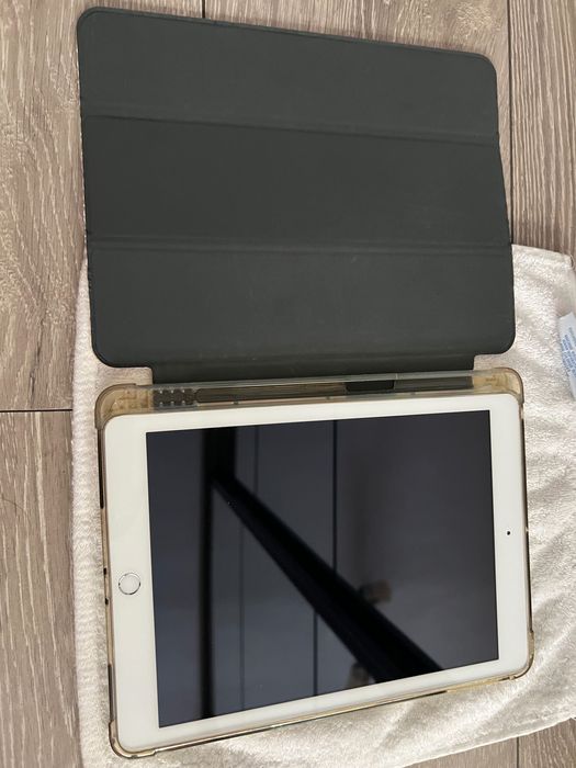 Vând iPad 5th generation, 32 gb, grey, cu cutie și husă inclusa
