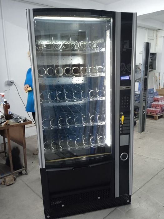 Вендинг автомат снакс хладилен Necta Sfera