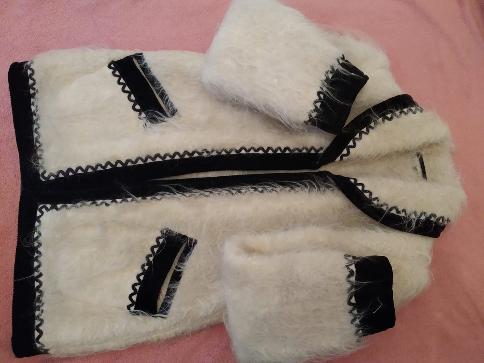 Piesă populară haină lână tradițională