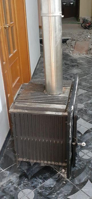 Vand semineu de fonta pe lemne