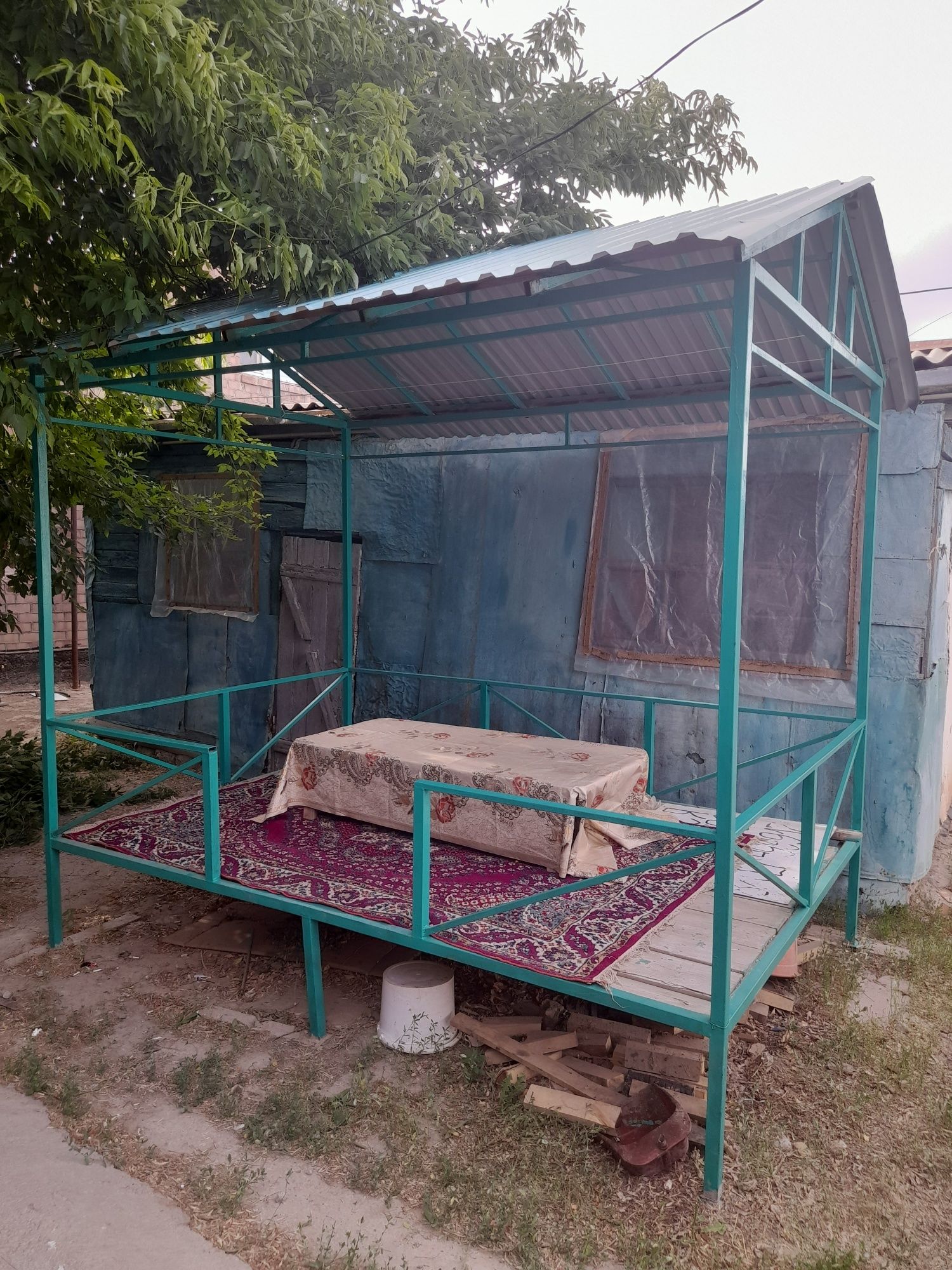 Продам беседку с крышей