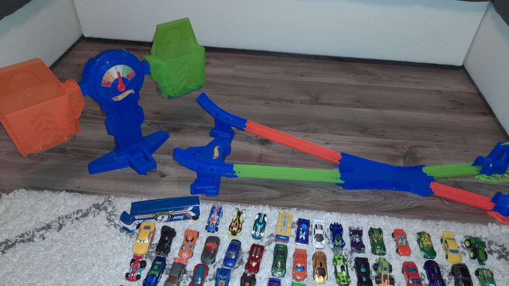 62 de mașini mici Hot Wheels + o pistă de mașini