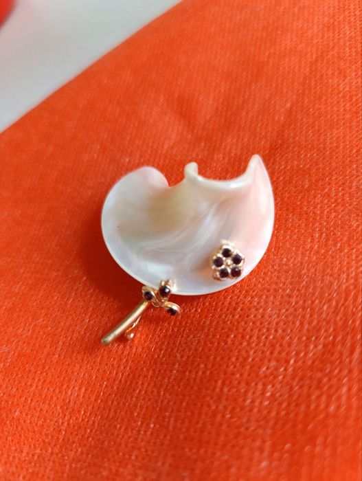 Брошь СССР ( позолота перламутр )