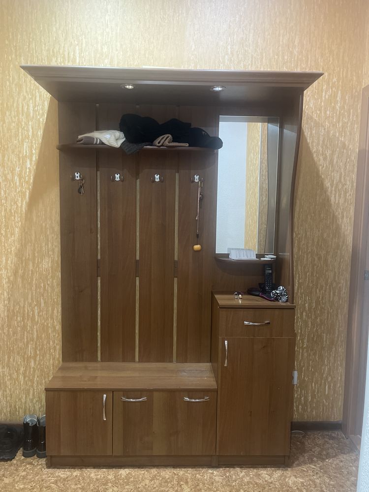 Продам прихожую в корридор