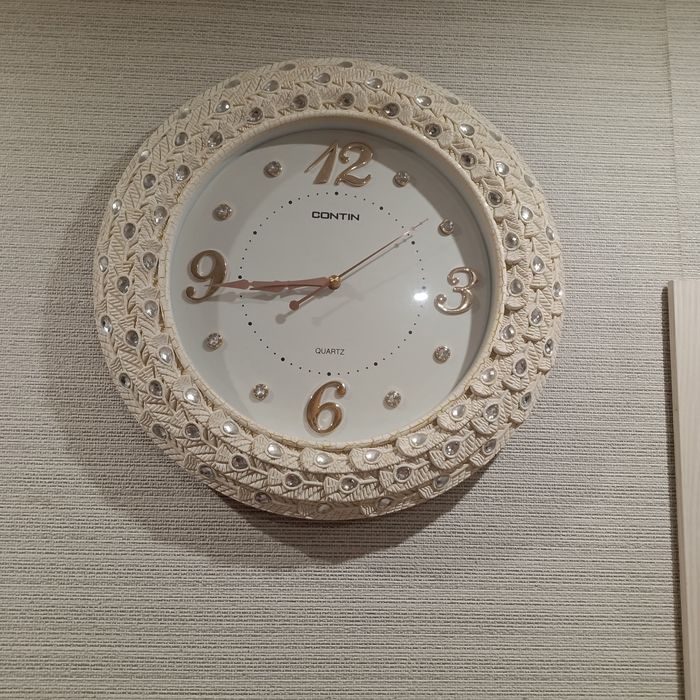 Часы настенные бежевые