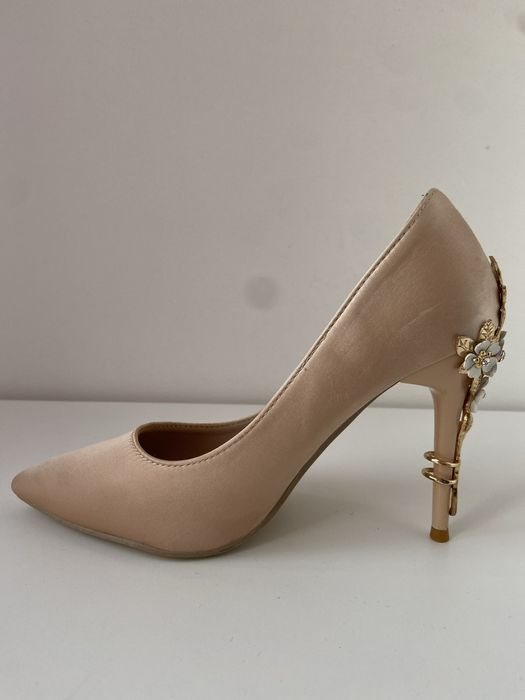 Pantofi stiletto roz champagne cu detalii florale