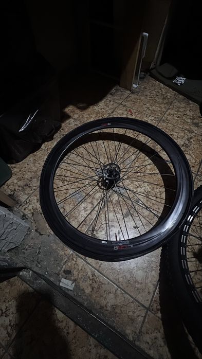 Заднее карбоновое колесо на шоссейный велосипед