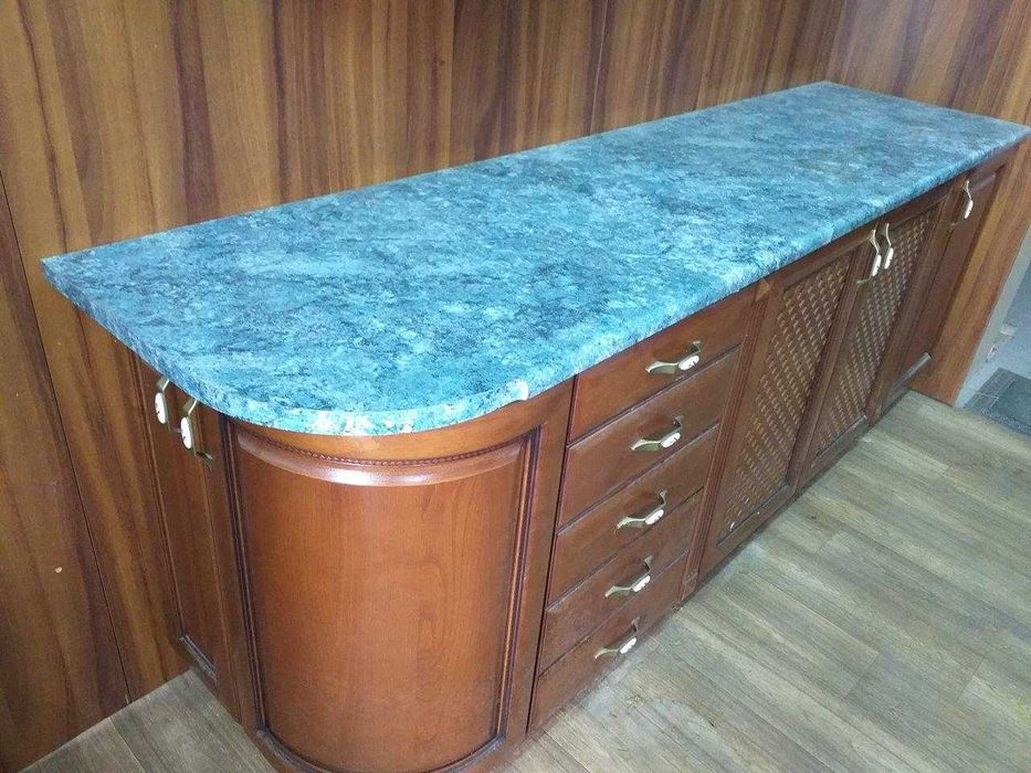 Bucatarie lemn masiv culoarea nucului