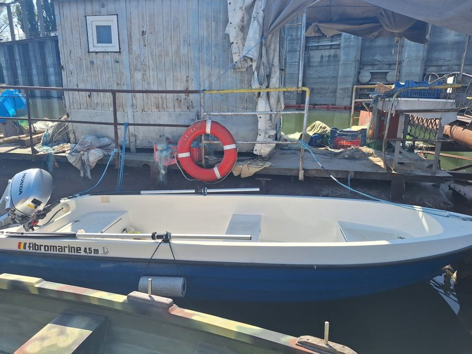 Barca fibromarine Solitar  4.5 metri cu motor Honda