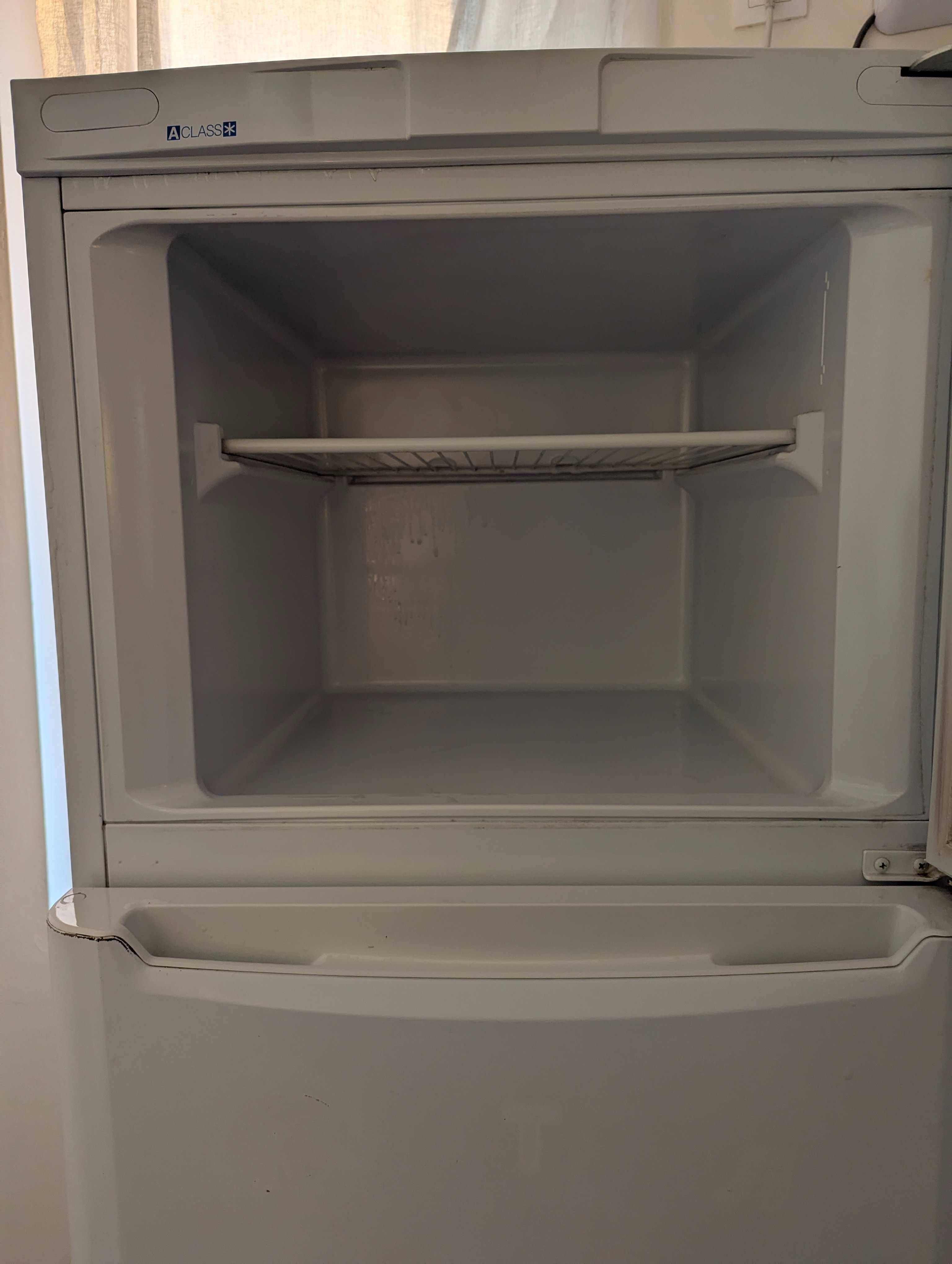 Работещ хладилник Indesit с фризер