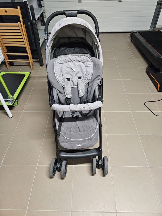 Carucior Joie Mirus, pozitie somn si mâner reversibil.