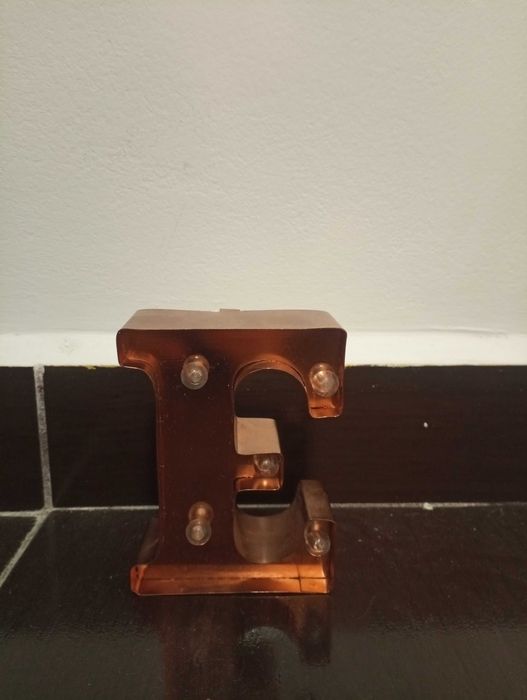 Inițială ( E ) cu luminite