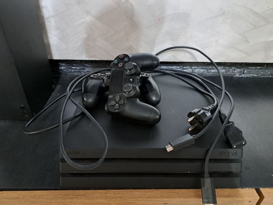 PlayStation 4 Pro 1tb+ 2 controllere+4 jocuri