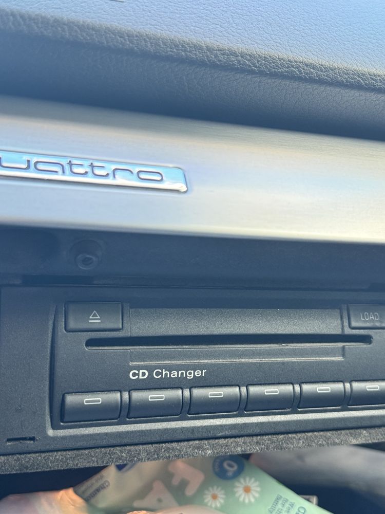 Продавам оригинален Audi CD Changer за 6 диска – A4 B6/B7