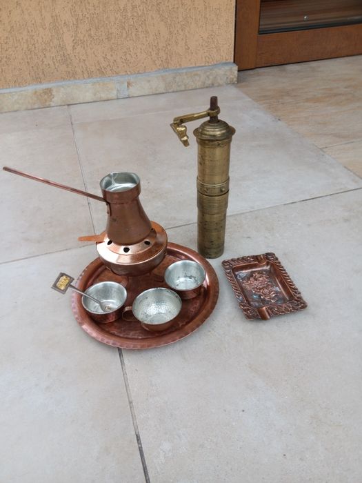 Сервиз за кафе и мелница.