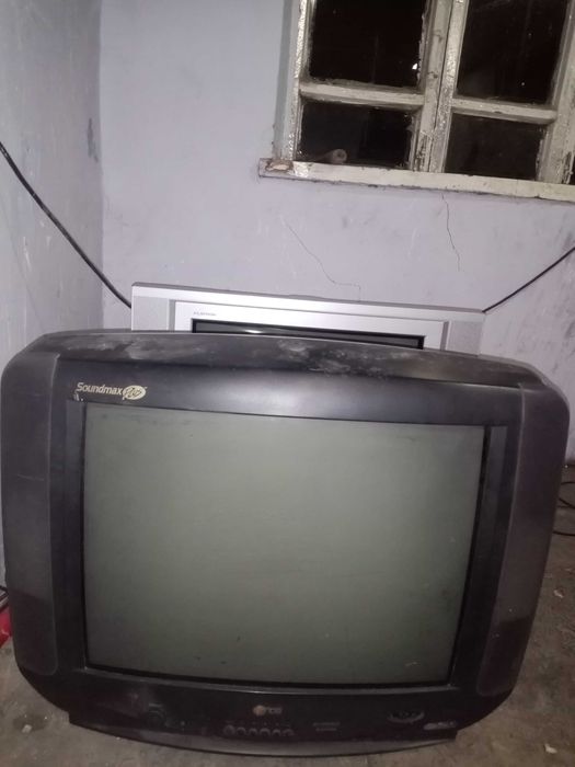 Продаются 2 телевизора LG 54. По 100 тыс. И один 72 ой LG.
