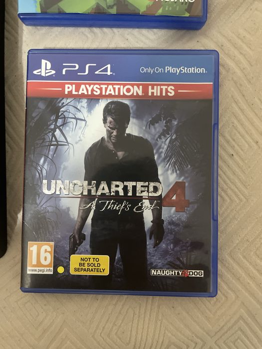 Consola Playstation 4 cu un controller la pachet cu 6 jocuri