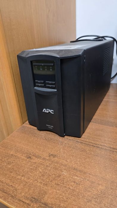UPS / stabilizator de tensiune APS 1500 cu 2 baterii incluse