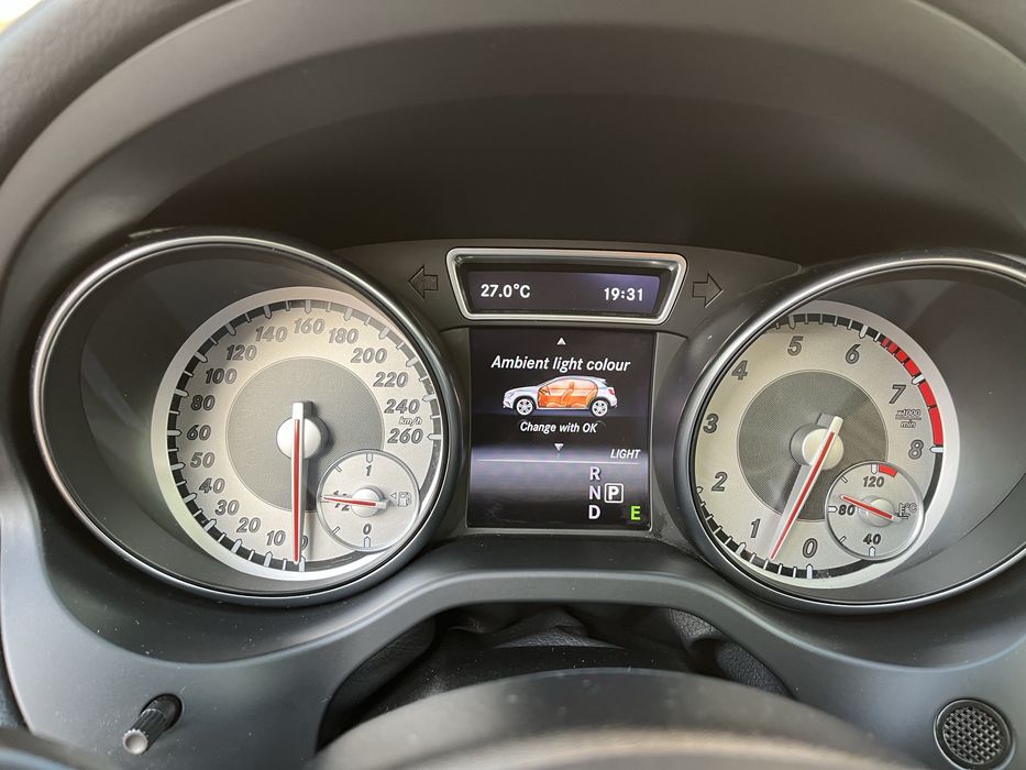 GLA200 motor 1.6 benzina 156 cp  *Automat *Panoramic