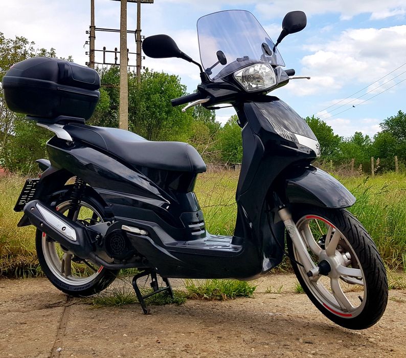 Peugeot tweet  125 13 cp an 12 se poate conduce cu cât b