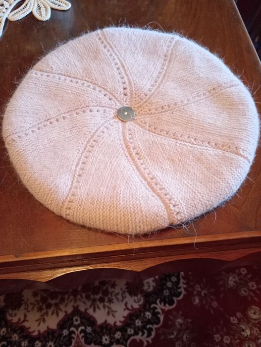 Bereta dama noua .Este dubla .